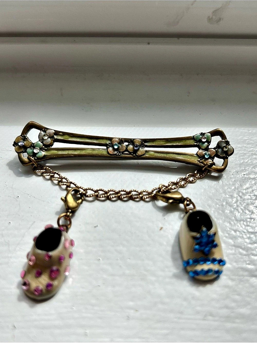 Vintage Dangling Charm pin- Gold